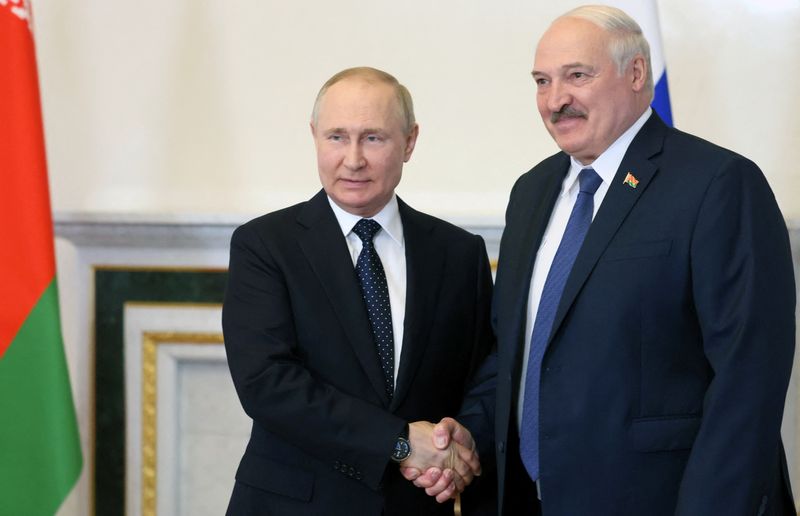 Bielorrusia y Rusia formarán un grupo militar conjunto, dice Lukashenko