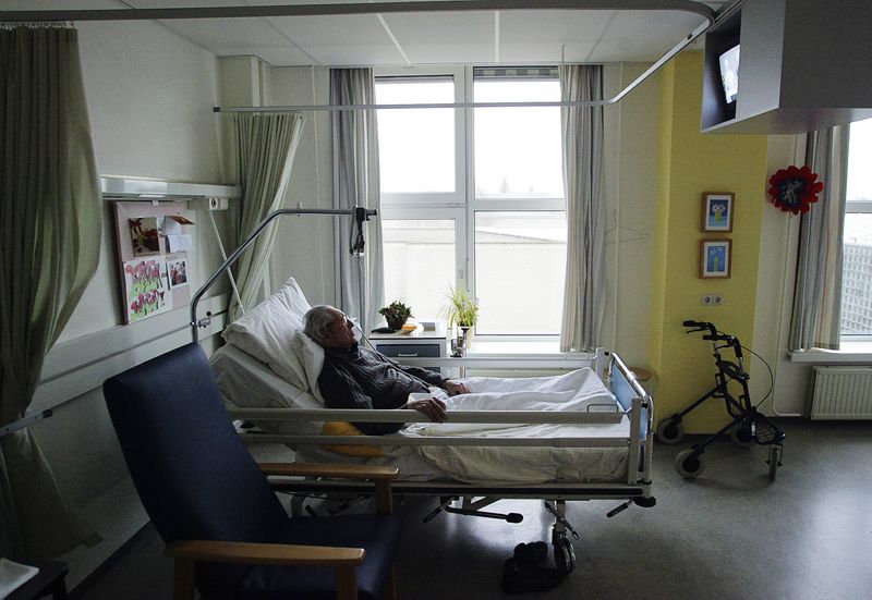 &copy; Reuters. FILE PHOTO: An unidentified man suffering from Alzheimer's disease and who refused to eat sleeps peacefully the day before passing away in a nursing home in the Netherlands.  REUTERS/Michael Kooren (NETHERLANDS)