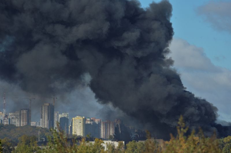 &copy; Reuters. El humo se eleva sobre la ciudad tras un impacto de misiles rusos durante el ataque de Rusia a Ucrania, en Kiev, Ucrania, 10 de octubre de 2022. REUTERS/Oleksandr Klymenko