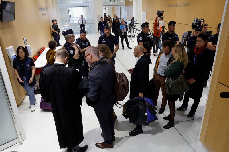 &copy; Reuters. Des avocats et des membres des familles le jour de l'ouverture du procès à Paris d'Air France et d'Airbus à la suite du crash du vol AF447. /Photo prise le 10 octobre 2022/REUTERS/Gonzalo Fuentes