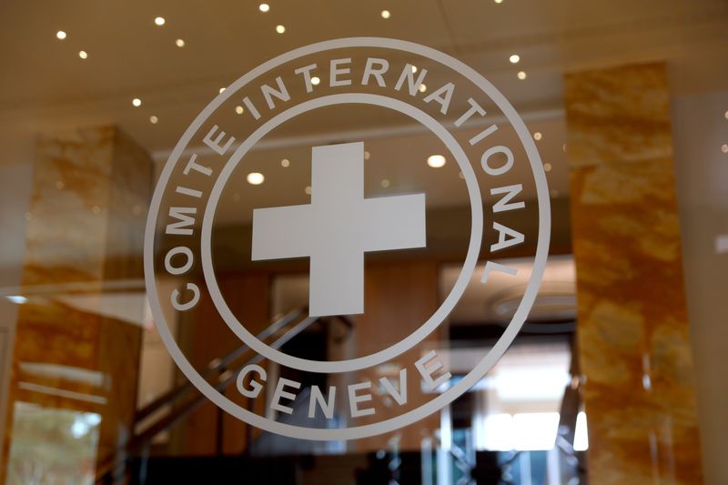 &copy; Reuters. شعار اللجنة الدولية للصليب الأحمر في جنيف بسويسرا يوم 29 مارس آذار 2022. تصوير: دينيس باليبوس - رويترز.