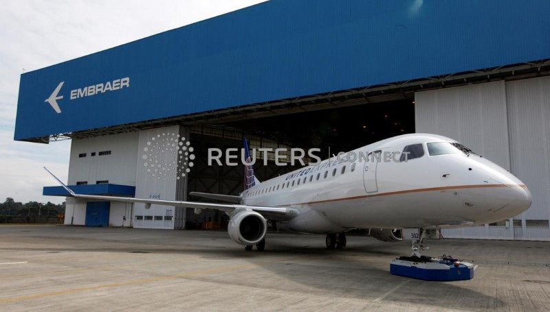 &copy; Reuters. Embraer revela seu novo jato regional E-175, em São José dos Campos,  São Paulo. 12/03/2014.  REUTERS/Paulo Whitaker/File Phot