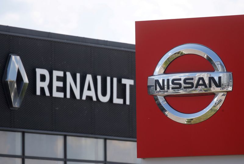 &copy; Reuters. Logotipos das fabricantes de automóveis Nissan e Renault. 25/06/2020. REUTERS/Valentyn Ogirenko/File Photo