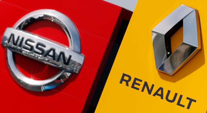 © Reuters. The logos of car manufacturers Renault and Nissan are seen in front of dealerships of the companies in Reims, France, July 9, 2019. REUTERS/Christian Hartmann
