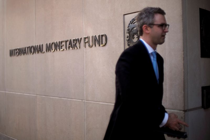 &copy; Reuters. A man walks into IMF HQ2 during the IMF and World Bank's 2019 Annual Spring Meetings, in Washington, U.S. April 13, 2019. REUTERS/James Lawler Duggan