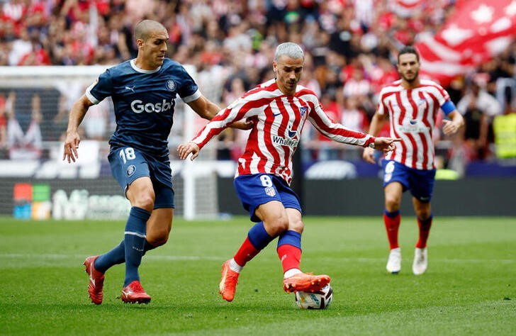 &copy; Reuters. Foto del sábado del delantero del Atletico Madrid Antoine Griezmann en acción ante el jugador del Girona Oriol Romeu 
Oct 8, 2022 
REUTERS/Juan Medina