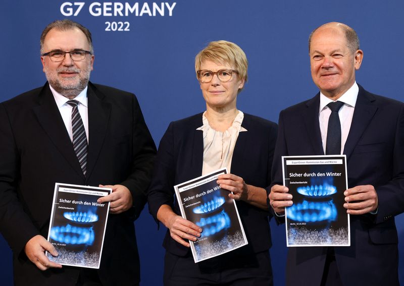 &copy; Reuters. El canciller Scholz recibe el informe sobre energía de una comisión independiente en Berlín