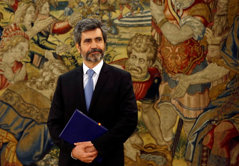 &copy; Reuters. FOTO DE ARCHIVO: El presidente del Tribunal Supremo y del Consejo General del Poder Judicial, Carlos Lesmes Serrano, espera para reunirse con el Rey Juan Carlos en el Palacio de la Zarzuela, a las afueras de Madrid, el 24 de febrero de 2014.Foto de archiv