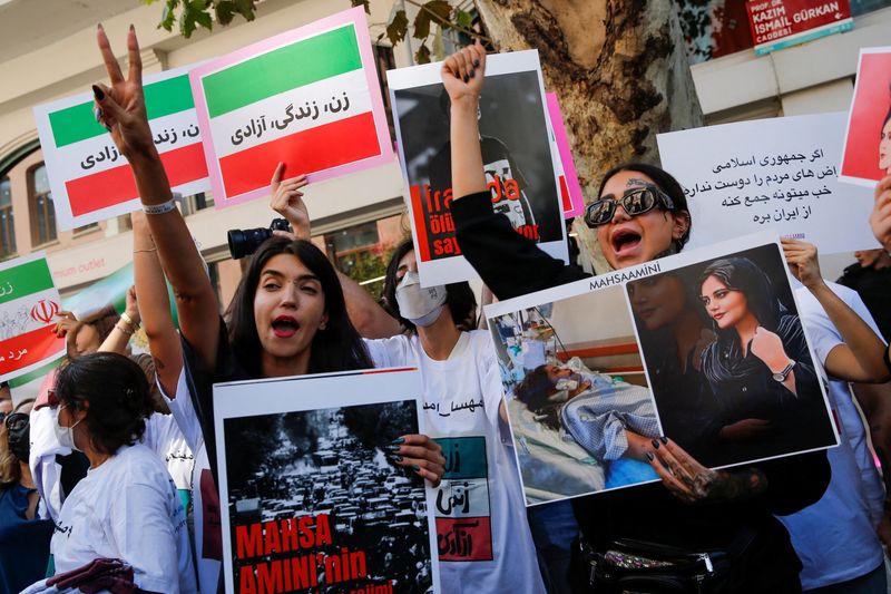 &copy; Reuters. Des manifestants lors d'une manifestation près du consulat iranien à Istanbul suite à la mort de la jeune Mahsa Amini en Iran. /Photo prise le 29 septembre 2022/REUTERS/Dilara Senkaya
