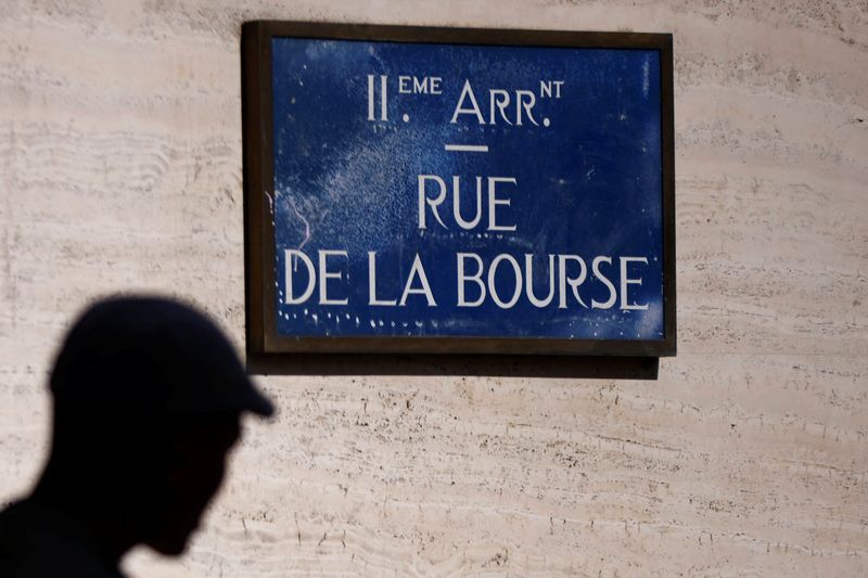 &copy; Reuters. Un homme passe devant la plaque de rue de la Bourse près du Palais Brogniard, ancienne Bourse de Paris, à Paris. /Photo prise le 21 septembre 2022/REUTERS/Rali Benallou 