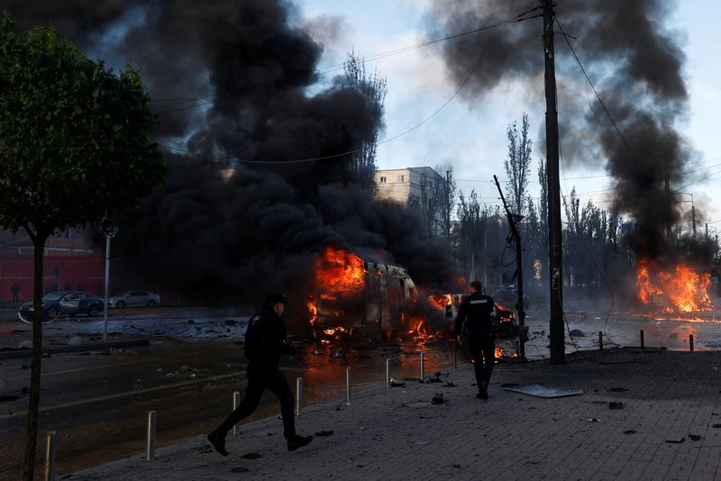 © Reuters. FILE PHOTO: Cars are on fire after Russia's missile attack in Kyiv, Ukraine October 10, 2022. REUTERS/Valentyn Ogirenko/File Photo