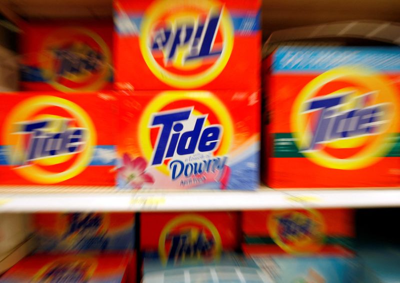 © Reuters. FILE PHOTO: Boxes of Tide detergent, a Procter & Gamble product, sit on a shelf at a store in Alexandria, May 28, 2009. REUTERS/Molly Riley/File Photo