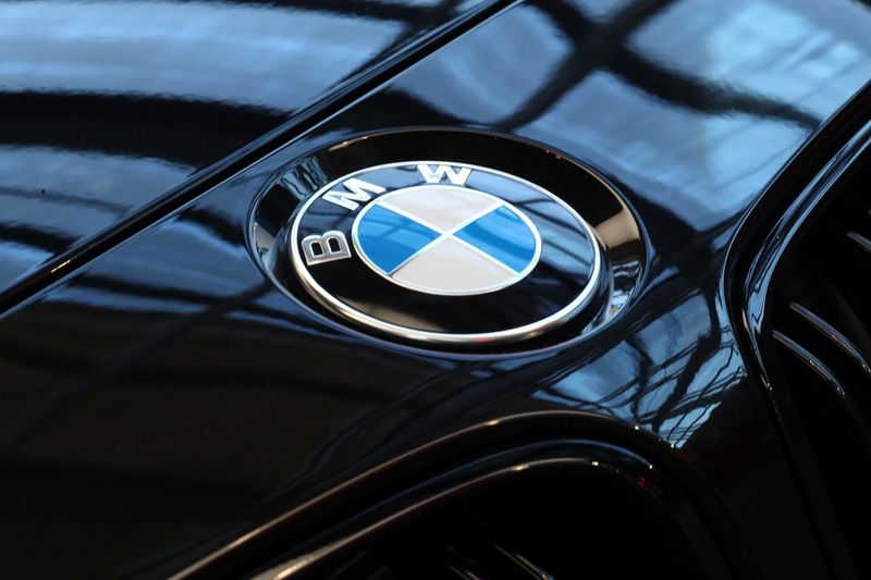 © Reuters. Logotipo da montadora de carros de luxo alemã BMW no capô de um carro em Munique, Alemanha
20/03/2019
REUTERS/Michael Dalder