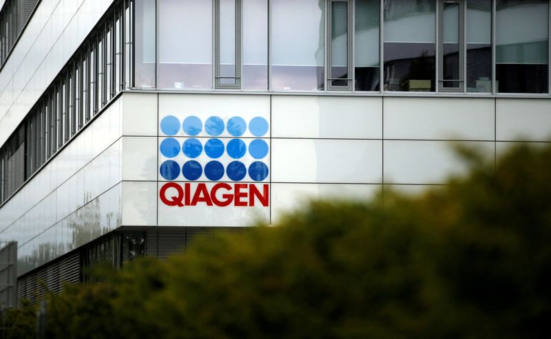 © Reuters. FILE PHOTO: A logo of a testing company Qiagen is seen as Economy Minister Andreas Pinkwart and Health Minister Karl-Josef Laumann of the German state Northrhine Westphalia visit Qiagen's facility, in Hilden, Germany, September 8, 2020. REUTERS/Leon Kuegeler