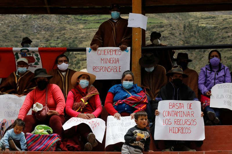 &copy; Reuters. Foto de archivo. Las personas sostienen carteles que dicen "Queremos una minería responsable" y "Dejen de contaminar los recursos hídricos" durante una reunión entre los manifestantes de la comunidad rural y el director ejecutivo de Antamina, Víctor G