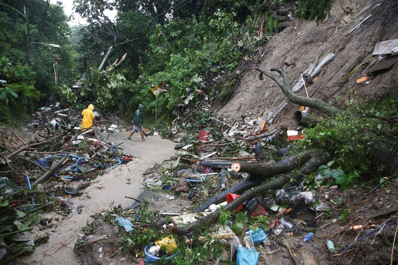 &copy; Reuters. Moradores limpam área atingida por deslizamento provocado pela tempestade tropical Julia em San Salvador, em El Salvador
10/10/2022
REUTERS/Jose Cabezas