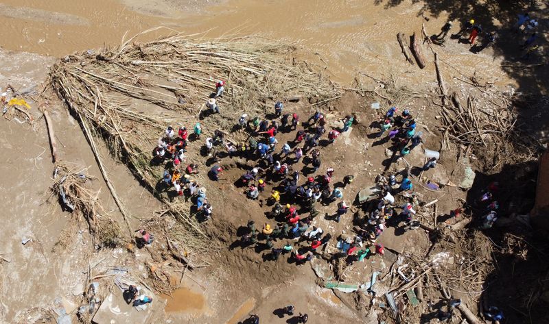 &copy; Reuters. Rescatistas trabajan después de un deslizamiento de tierra debido a las fuertes lluvias, en Las Tejerías, estado de Aragua, Venezuela. 10 de octubre de 2022. REUTERS/Leonardo Fernández Viloria
