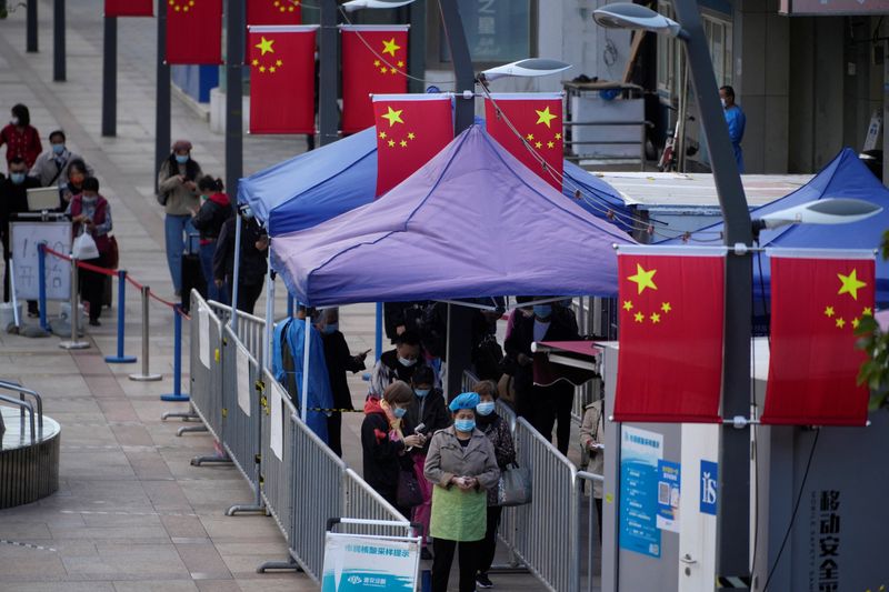 &copy; Reuters.   １０月１０日、中国共産党機関紙の人民日報は党大会を控えて国内の新型コロナウイルス感染者が８月以来最多となる中、厳格な規制に「耐えること」を求めた。写真は１０日、上海の検