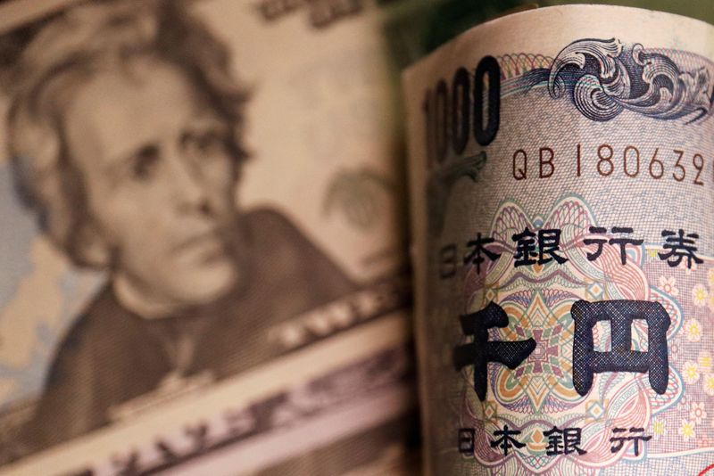 &copy; Reuters. FILE PHOTO: Banknotes of Japanese yen and U.S. dollar are seen in this illustration picture taken September 23, 2022. REUTERS/Florence Lo/Illustration