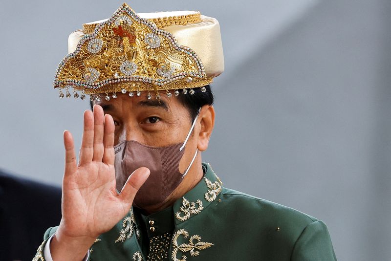 &copy; Reuters. FILE PHOTO: Indonesian President Joko Widodo, wearing traditional attire from Bangka Belitung Islands, waves to journalists as he leaves the parliament building after delivering the annual state of the nation, ahead of the country's Independence Day, in J