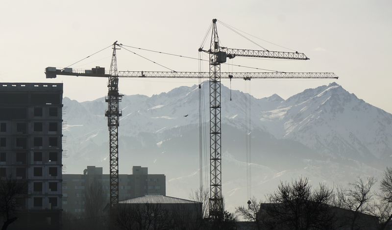 &copy; Reuters. FILE PHOTO: Construction cranes are seen against the backdrop of the Tien Shan mountains in Almaty, Kazakhstan, January 7, 2016. REUTERS/Shamil Zhumatov