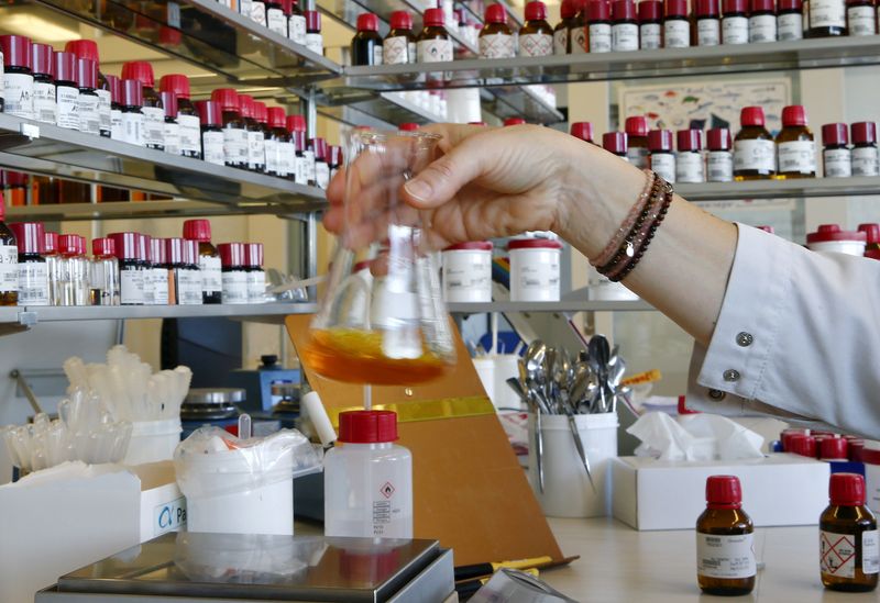 &copy; Reuters. FILE PHOTO: An employee mixes liquid fragrances in a bottle in a laboratory of Swiss flavours and fragrances maker Givaudan in the town of Duebendorf, Switzerland November 5, 2015. REUTERS/Arnd Wiegmann