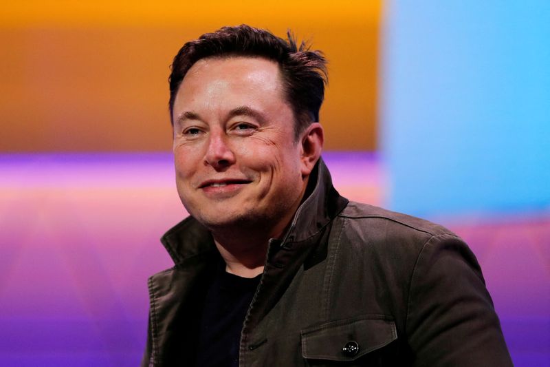 © Reuters. FILE PHOTO: SpaceX owner and Tesla CEO Elon Musk smiles at the E3 gaming convention in Los Angeles, California, U.S., June 13, 2019.  REUTERS/Mike Blake