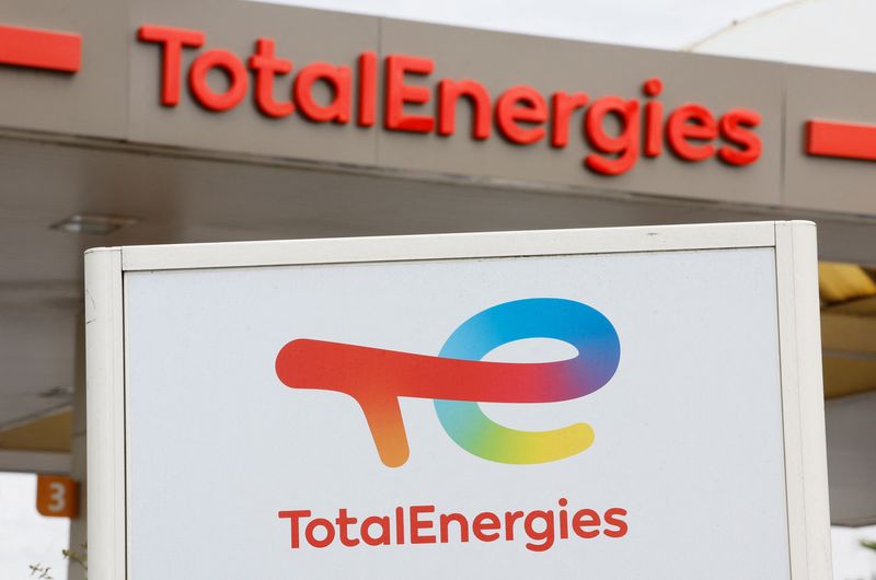 &copy; Reuters. Les logos de TotalEnergies dans une station-service à Nice, en France. /Photo prise le 10 octobre 2022/REUTERS/Eric Gaillard