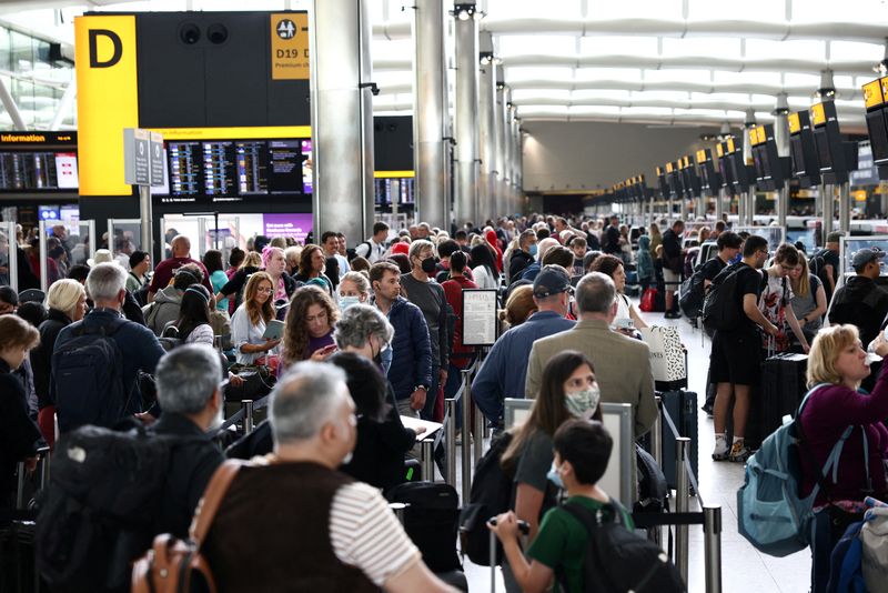 &copy; Reuters. FILE PHOTO: Passengers queue inside the departures terminal of Terminal 2 at Heathrow Airport in London, Britain, June 27, 2022. REUTERS/Henry Nicholls/File Photo