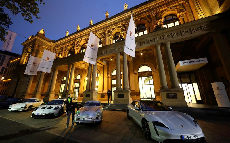 &copy; Reuters. FILE PHOTO: Cars of German manufacturer Porsche are parked outside the stock exchange prior to Porsche's IPO in Frankfurt, Germany, September 29, 2022. REUTERS/Kai Pfaffenbach