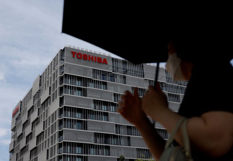 &copy; Reuters. FILE PHOTO: The logo of Toshiba Corp. is displayed atop of the company's facility building in Kawasaki, Japan June 24, 2022. REUTERS/Issei Kato