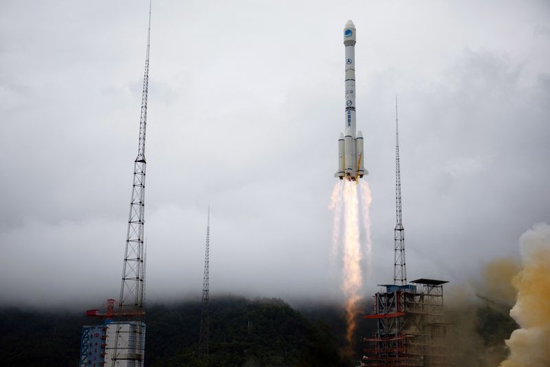© Reuters. FILE PHOTO: A Long March-3B carrier rocket carrying the Beidou-3 satellite, the last satellite of China's Beidou Navigation Satellite System, takes off from Xichang Satellite Launch Center in Sichuan province, China June 23, 2020. China Daily via REUTERS  