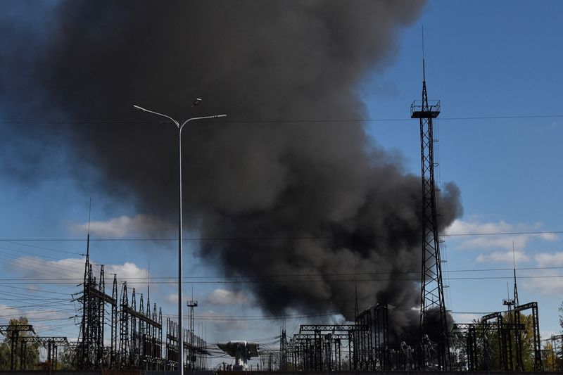 &copy; Reuters. Fumo sulle linee elettriche dopo un attacco missilistico russo a Leopoli, in Ucraina, il 10 ottobre 2022. REUTERS/Pavlo Palamarchuk