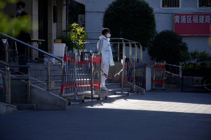 &copy; Reuters. Un lavoratore con una tuta protettiva sta di guardia in un'area sigillata, a seguito dell'epidemia di coronavirus (COVID-19), a Shanghai, Cina, 10 ottobre 2022. REUTERS/Aly Song