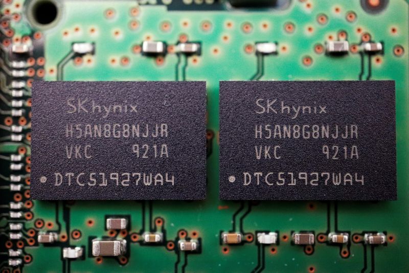 © Reuters. FILE PHOTO: Memory chips by South Korean semiconductor supplier SK Hynix are seen on a circuit board of a computer in this illustration picture taken February 25, 2022. REUTERS/Florence Lo