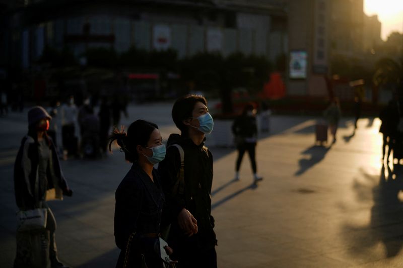 &copy; Reuters. Des personnes portant des masques de protection à Shanghaï, en Chine. /Photo prise le 10 octobre 2022/REUTERS/Aly Song