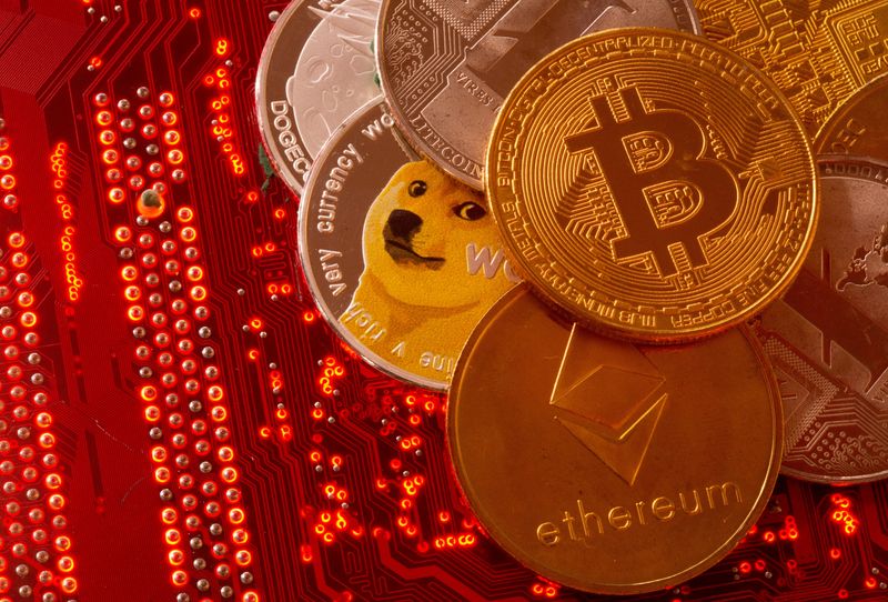 &copy; Reuters. FILE PHOTO: Representations of cryptocurrencies Bitcoin, Ethereum, DogeCoin, Ripple, Litecoin are placed on PC motherboard in this illustration taken, June 29, 2021. REUTERS/Dado Ruvic