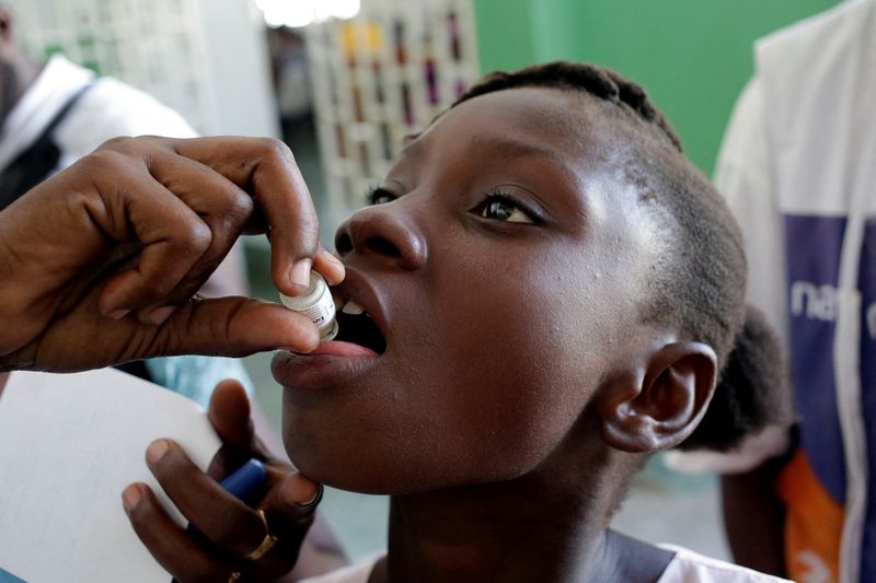 &copy; Reuters. فتاة تتلقى لقاح الكوليرا في هايتي في صورة من أرشيف رويترز.