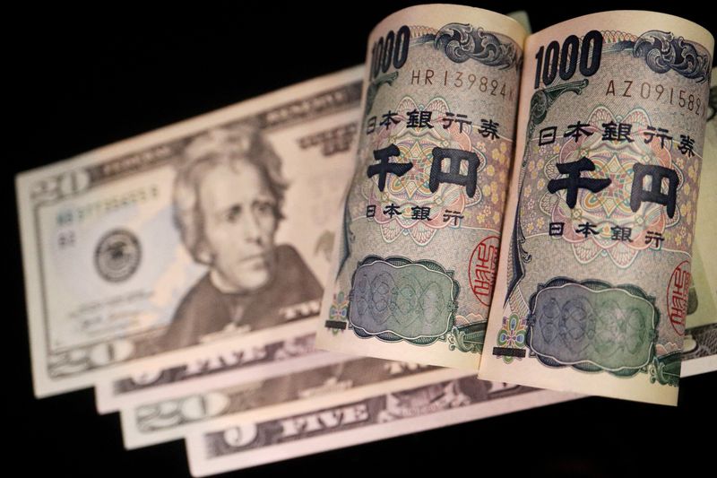 &copy; Reuters. أوراق نقدية من فئة الدولار الأمريكي والين الياباني في صورة توضيحية تم التقاطها يوم 23 سبتمبر أيلول 2022. تصوير:  فلورنسا لو - رويترز.