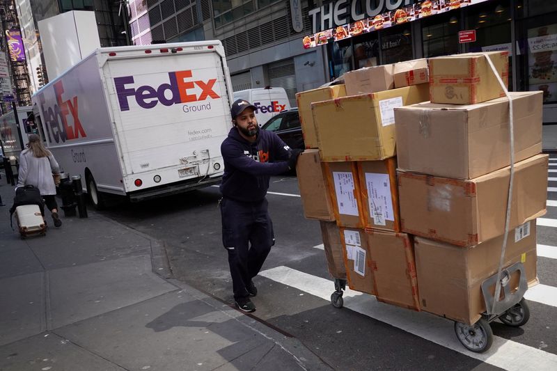 FedEx's reduced holiday forecast no surprise to skeptical contractors