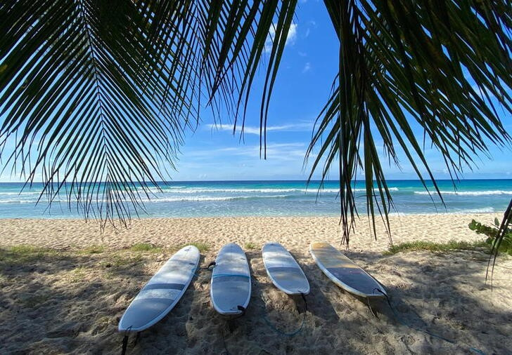 &copy; Reuters. Imagen de archivo de tablas de surf en una playa de Bridgetown, Barbados. 29 noviembre 2021. REUTERS/Toby Melville