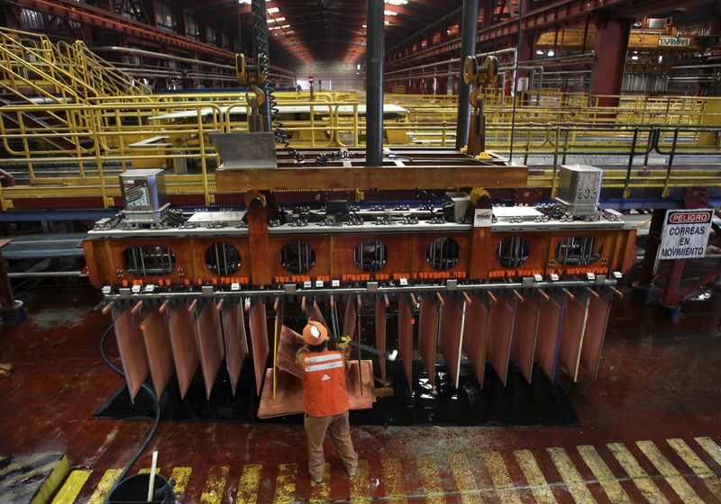 &copy; Reuters. Imagen de archivo de un minero comprobando cátodos de cobre en la planta dentro de la mina de cobre La Escondida, cerca de Antofagasta, a unos 1.545 km al norte de la ciudad de Santiago y a 3.100 metros sobre el nivel del mar, en Chile. 31 de marzo, 2008