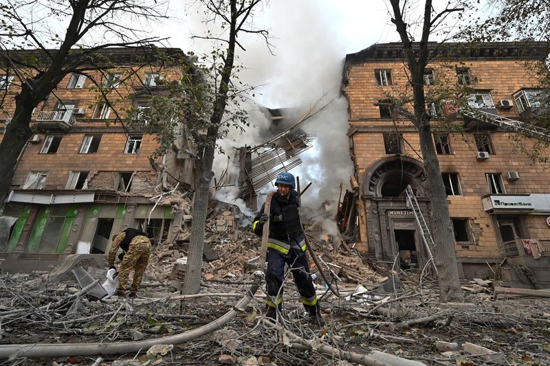 © Reuters. FILE PHOTO: A rescuer works at the site of a residential building heavily damaged by a Russian missile strike, amid their attack on Ukraine, in Zaporizhzhia, Ukraine October 6, 2022.  REUTERS/Stringer