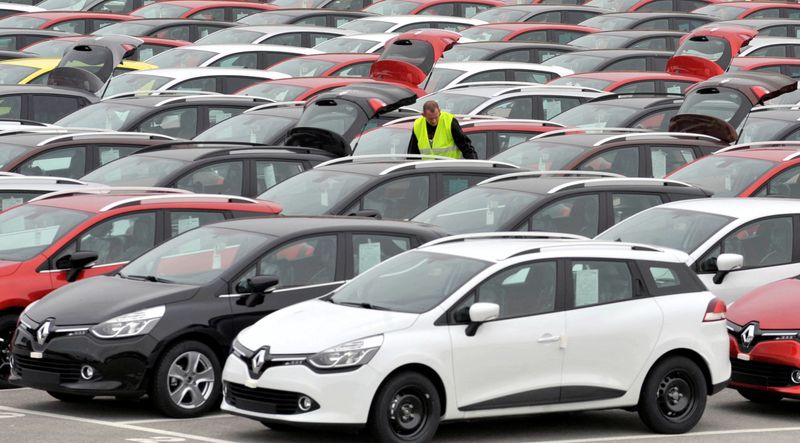 &copy; Reuters. FILE PHOTO: Renault cars produced in Turkey and awaiting export throughout Europe, are checked by a worker in the port of Koper October 14, 2013. REUTERS/Srdjan Zivulovic/File Photo