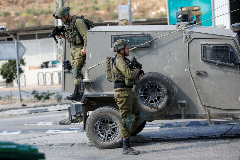 &copy; Reuters. جنود إسرائيليون يقومون بدورية بالقرب من موقع حادث لإطلاق للرصاص بالقرب من مدينة نابلس بالضفة الغربية المحتلة يوم الثلاثاء. تصوير: رنين الصو