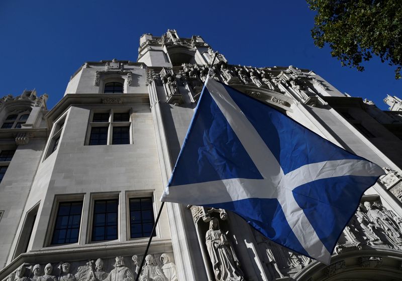 © Reuters. A Scottish Saltire flag is flown as pro-Scottish independence campaigners protest outside of the United Kingdom Supreme Court whilst a case continues to decide whether the Scottish government can hold a second referendum on independence next year without approval from the British parliament, in London, Britain, October 11, 2022.  REUTERS/Toby Melville