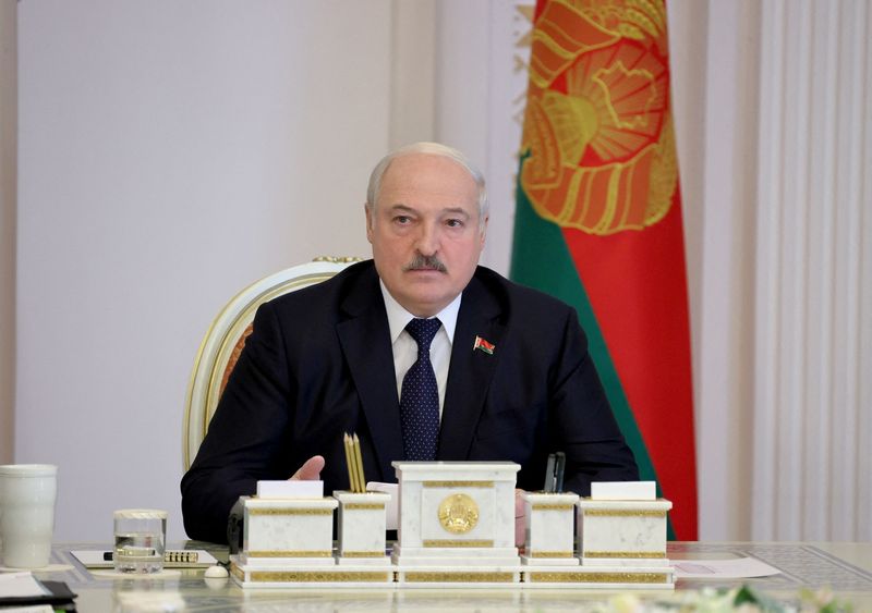 &copy; Reuters. رئيس روسيا البيضاء ألكسندر لوكاشينكو خلالاجتماع في مينسك يوم الاثنين. صورة لرويترز من وكالة أنباء بيلتا. (يحظر إعادة البيع أو الوضع في أرشيف