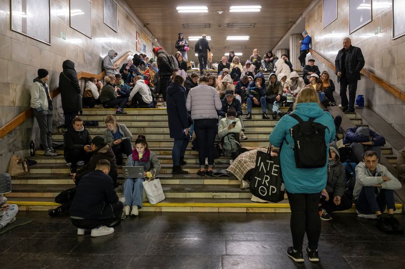 &copy; Reuters. Estação de metrô em Kiev durante ataque russo
 11/10/2022   REUTERS/Viacheslav Ratynskyi