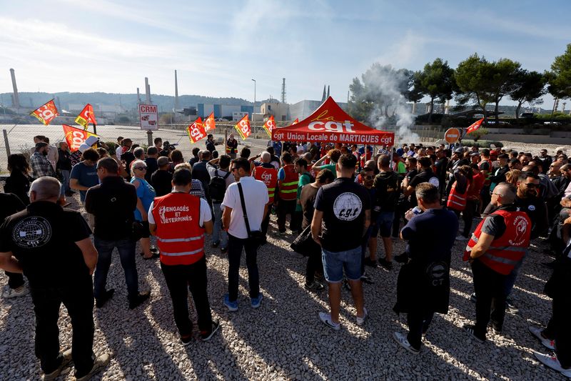 &copy; Reuters. FILE PHOTO: People gather during a TotalEnergies and Esso ExxonMobil workers' protest outside TotalEnergies refinery in La Mede, France October 11, 2022. REUTERS/Eric Gaillard/File Photo