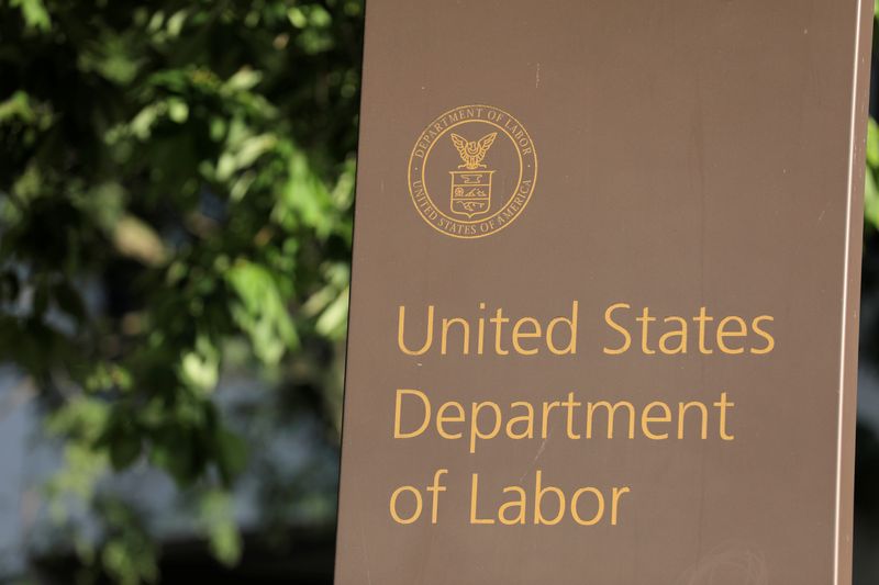 &copy; Reuters. Signage is seen at the United States Department of Labor headquarters in Washington, D.C., U.S., August 29, 2020. REUTERS/Andrew Kelly